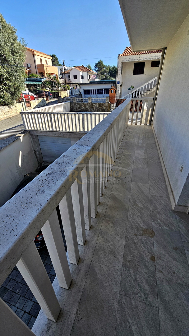 Appartamento trilocale a Okrug Gornji/Čiovo con ampia terrazza, garage e vista mare